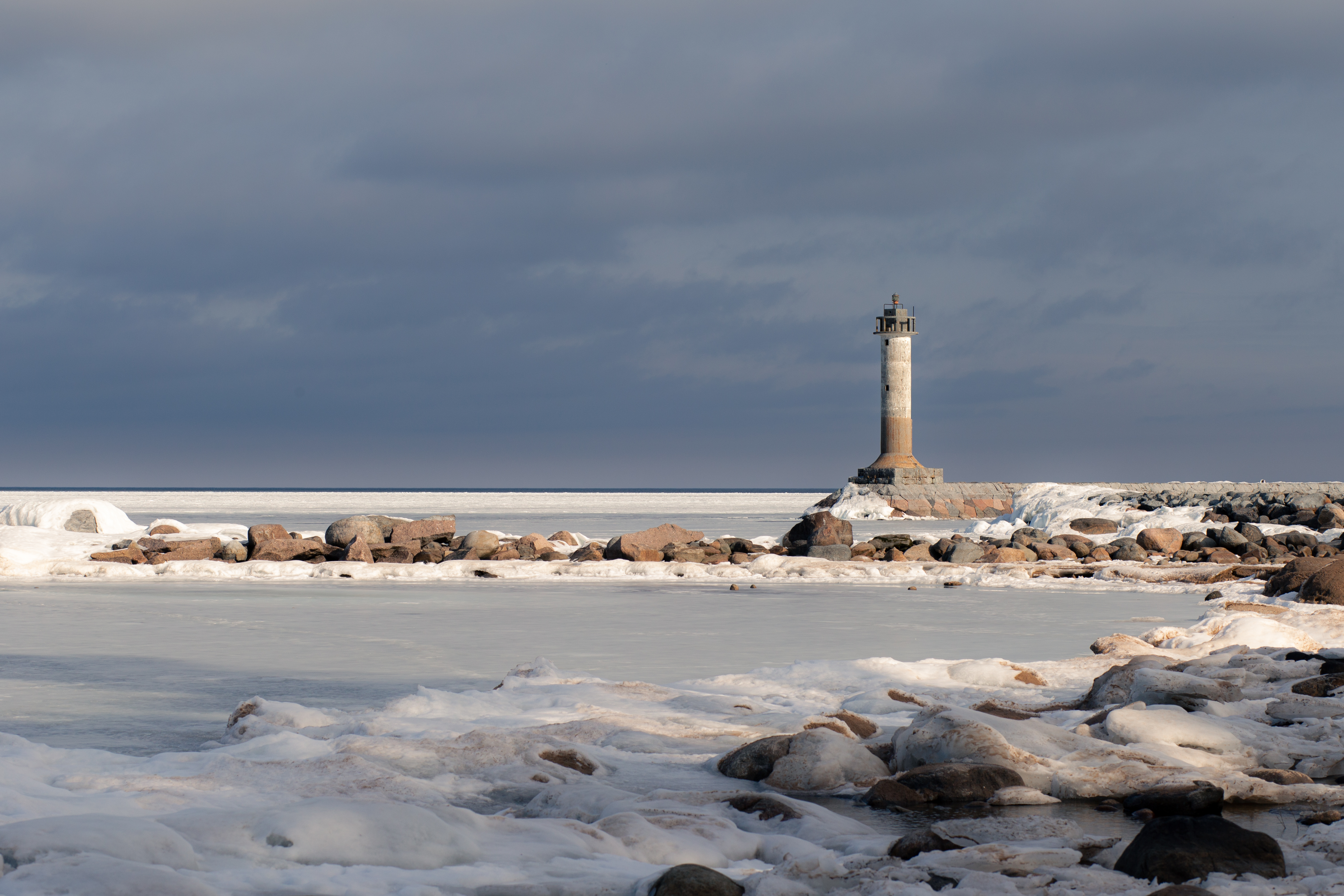 Маяк на берегу озера