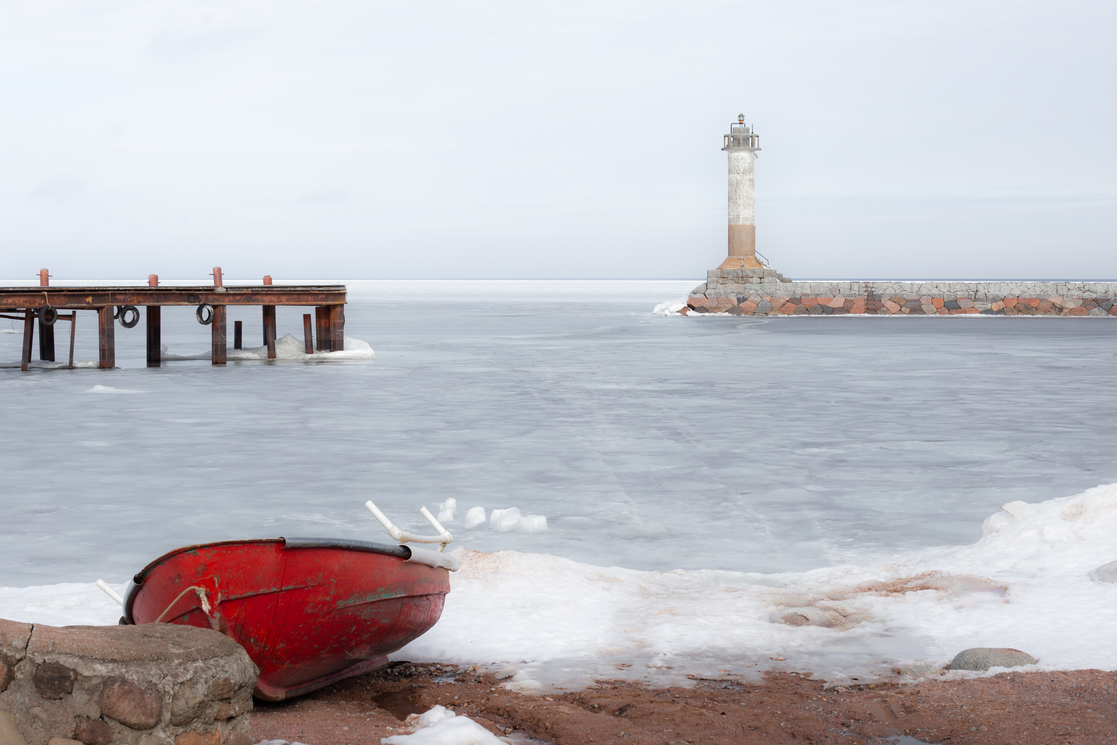 Красная лодка у берега